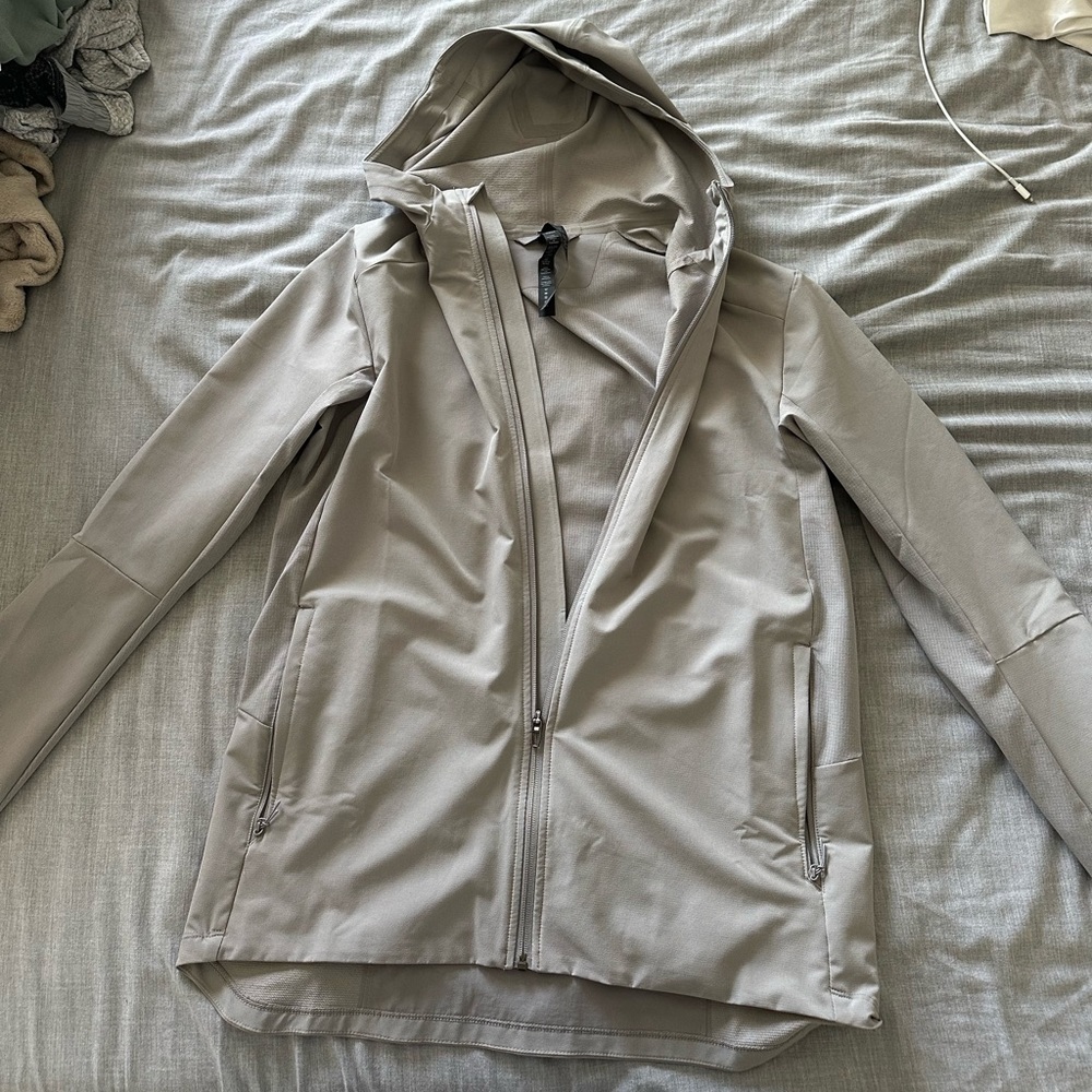 Lululemon zip up. Men’s size large. Hardly used perfect condition.